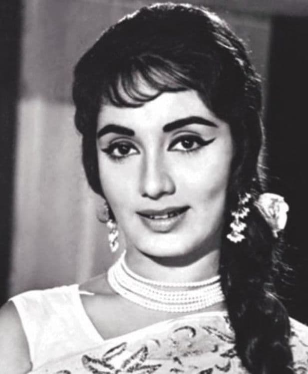 १०. साधना शिवदासानीमुळे हिंदी चित्रपटात 'साधना कट'ची नवी फॅशन आली होती. या काकू सिंधी होत्या. सिंधीतल्या पहिल्या चित्रपटासाठी - आबनासाठी - तिने फक्त एक रुपया मानधन घेतले होते.