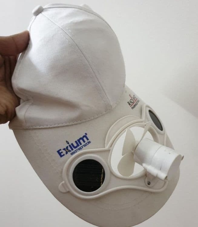 १२. टोपीला जोडलेला सौर उर्जेवर चालणारा पंखा. 