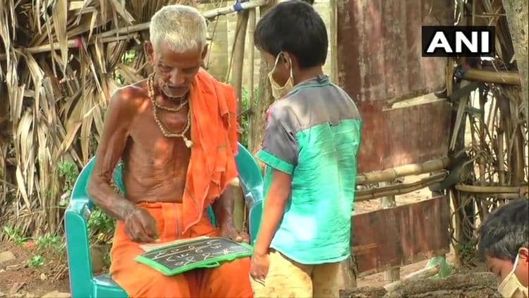 सलग ७५ वर्षे मुलांना मोफत शिक्षण देणारे आजोबा !!