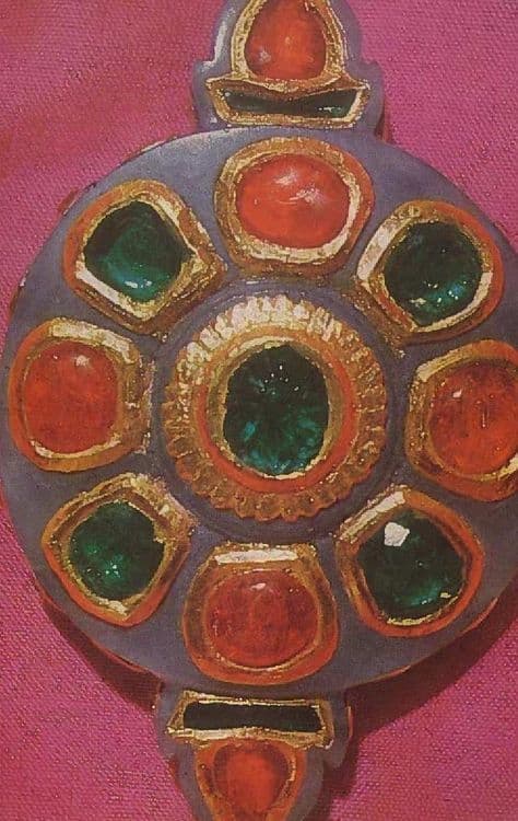 ७. जेड (एक प्रकारचे उपरत्न) मध्ये पाचू आणि माणिकांनी बनवलेले कडे.