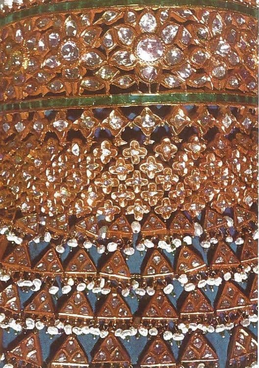 ९. ठुशी : हिरे आणि मोत्यात बनवलेला गळ्यात घालायचा दागिना.