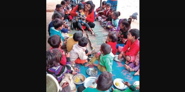 जन्मतःच पोलिओग्रस्त होती, आज ती अनेक मुलाचं आयुष्य उजळत आहे !!