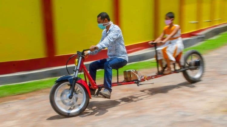 १२. आगरतळाच्या एका व्यक्तीने कोरोना काळात सोशल डिस्टंसिंग पाळण्यासाठी एका नवीन बाईकचीच निर्मिती केली आहे. या बाईकमध्ये दोन सीटच्यामध्ये भरपूर जागा ठेवण्यात आली आहे.