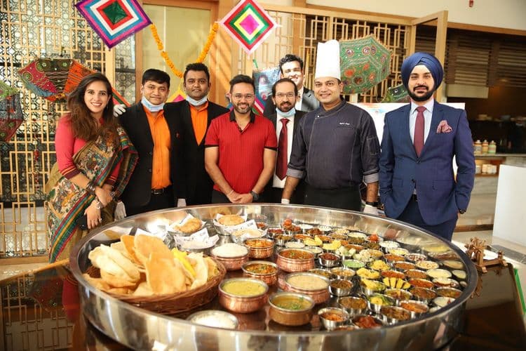 कोहली खमण, धोनी खिचडी, भुवनेश्वर भरता.....या खास क्रिकेट थाळीत काय काय आहे पाहा !!
