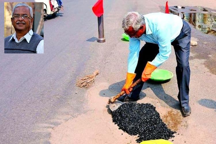 सामन्यातील असामान्य - भाग ५: पेन्शनच्या पैशांतून रस्त्यावरचे खड्डे बुजवणारे आजोबा !! 