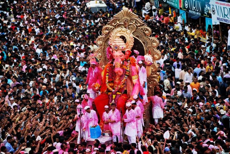 व्हिडिओ - पाहा लालबागच्या राजाचे विसर्जन 