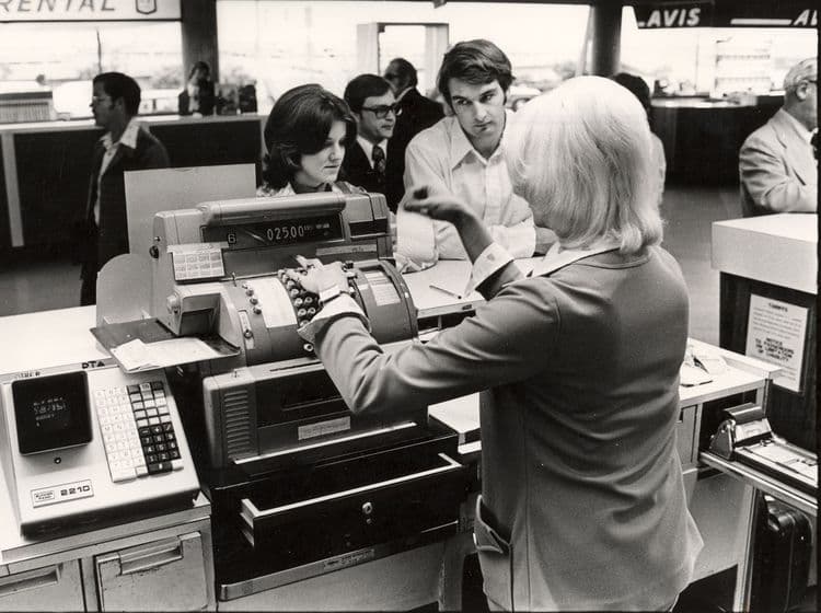 २. छोटा विचार करा, कार्यप्रणाली सोपी करा. अंमलात आणा.