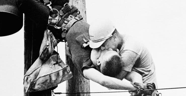 फोटो स्टोरी: जीव वाचवणाऱ्या या जगप्रसिद्ध चुंबनदृश्यामागची खरी गोष्ट!