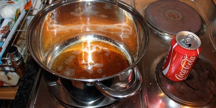 १०. जळक्या कढया व भांडी स्वच्छ करण्यासाठी कोकमध्ये बुडवून ठेवा.