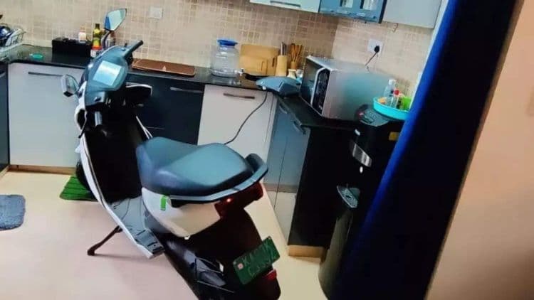 या माणसाने बाईक लिफ्टमध्ये ठेवून ५ व्या मजल्यावर असलेल्या आपल्या घरी का नेली?
