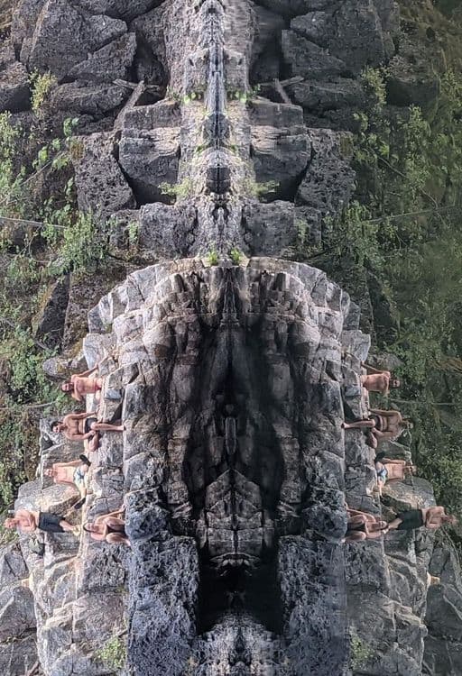 ५. नेमक्या कोणत्या बाजूला माणसं बसलेली आहेत?