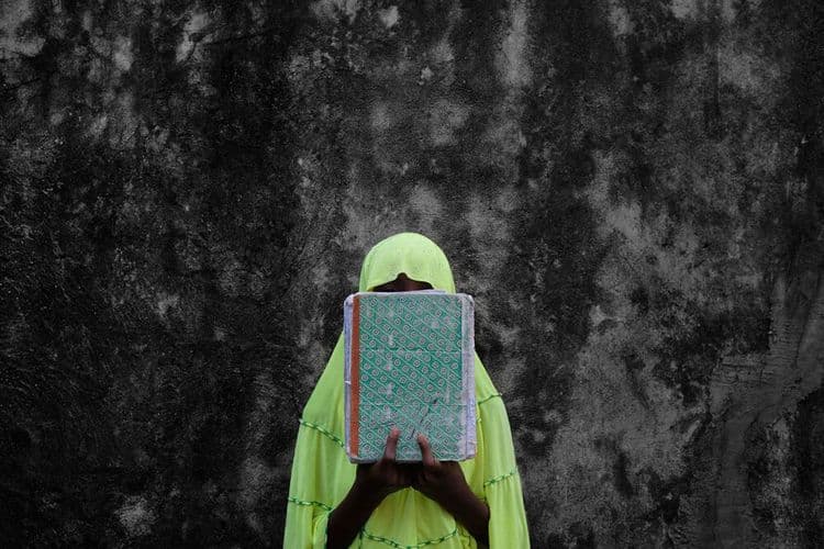 ३) इमेके ओबनार - मूळ नायजेरियन फोटोग्राफर असलेल्या इमेके यांना तिथेच द हॅपिनेस ऑफ लर्निंग या फोटोसिरीजसाठी 