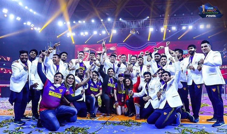PKL 2022 फायनल : रोमांचक सामन्यात बाजी मारत दबंग दिल्लीने कोरले जेतेपदावर नाव