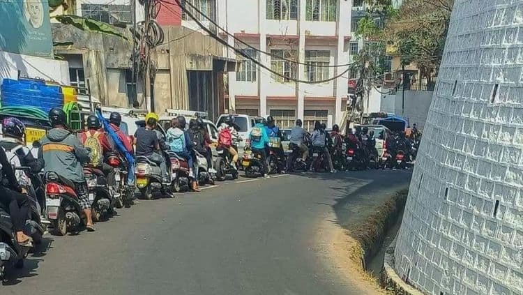 वाहतूक नियमांचे शिस्तशीर पालन!! हा भारतातल्या कुठल्या राज्यातला फोटो असेल असे वाटते?