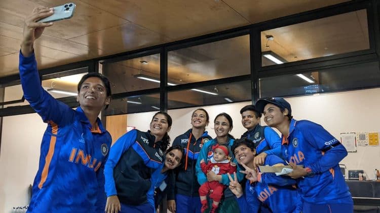 मोठ्या मनाचे भारतीय खेळाडू! पाकिस्तानला पराभूत केल्यानंतर केले असे काही : पाहा फोटो 