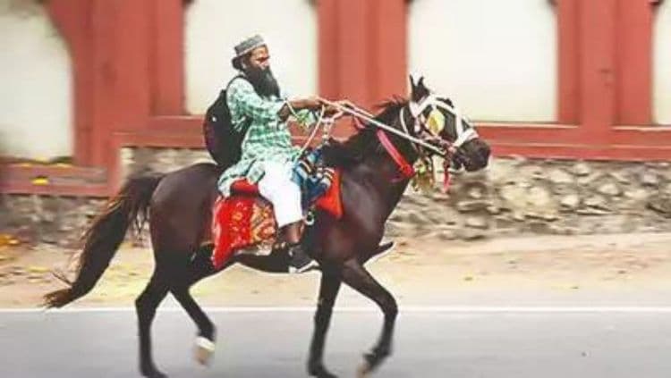 पेट्रोल महाग झाले म्हणून घोड्यावर बसून कामाला जाणारा माणूस !