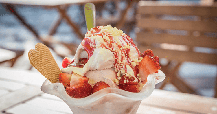 सिरपयुक्त आईस्क्रीमला संडे आईस्क्रीम का नाव पडले याच्या सुरस आणि रंजक कथा!