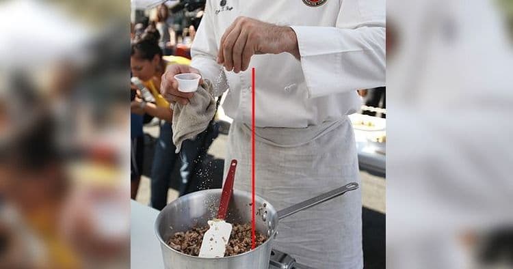 शेफ स्वयंपाकात उंचावरून मीठ का टाकतात? हे आहे खरे आणि उपयोगी कारण!!