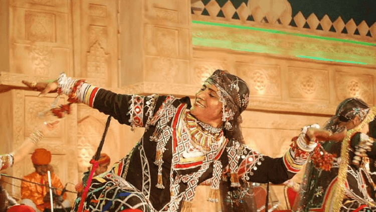 जन्मानंतर जमिनीत जिवंत गाडली गेली, त्याच गुलाबो सपेराला पद्मश्री पुरस्काराने सन्मानित केलं गेलं!!