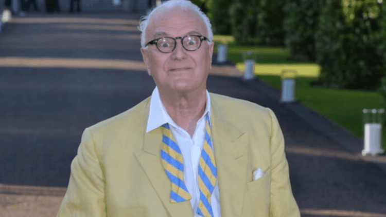 ६) मानोलो ब्लाहनिक