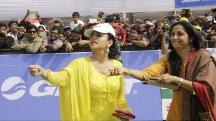 खास संक्रातीचं ठसकेबाज गाणं- बाई मी पतंग उडवत होते..