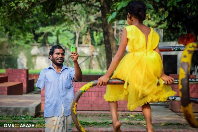 दोन वर्ष भीक मागून घेतला मुलीसाठी फ्रॉक...एका बापाची कहाणी !!!