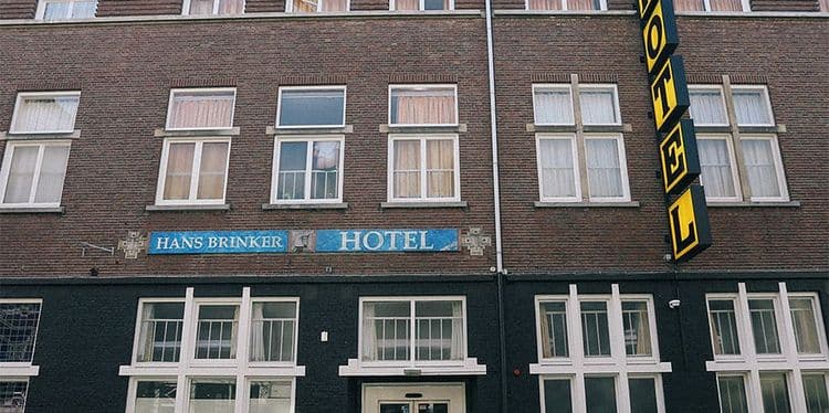 'आमचं हॉटेल आहे जगातलं सर्वात घाणेरडं हॉटेल', म्हणतोय चक्क हॉटेलचा मालक!!!