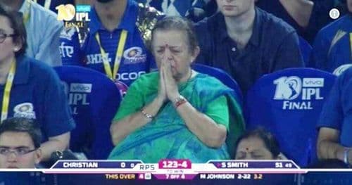 मुंबई इंडियन्ससाठी देवाचा धावा करणार्‍या या आजीबाई आहेत तरी कोण ? 