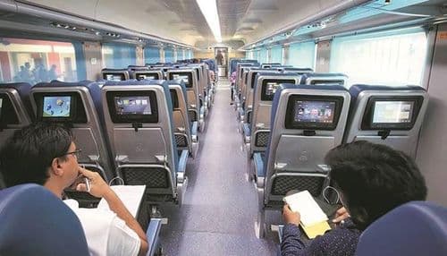 चोरांची तेजस भरारी...प्रवाश्यांनी डझनभर हेडफोन्स वर मारला डल्ला !!!