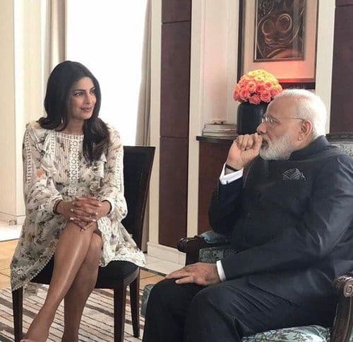 प्रियांकाच्या बैठकीवर मोदी-भक्तांचा संताप : पाहा पीसीच्या ड्रेसवर लोकांच्या प्रतिक्रिया...!!!