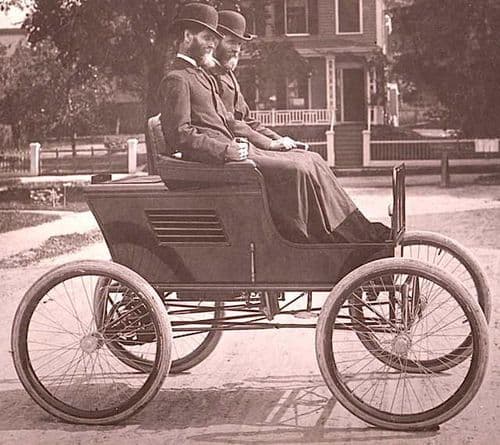 फ्रान्सिस एडगर स्टॅनली - या स्टॅनली स्टीमरच्या सहसंशोधकाचा येणारी वाहतूक चुकवताना त्याच स्टीमरमध्ये मृत्यू झाला. 