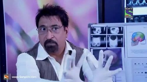 ८. 'नरेंद्र गुप्ता' उर्फ 'डॉक्टर साळुंखे'