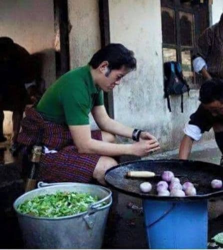 भूतानचा राजा स्वत:च स्वयंपाकाला लागतो तेव्हा...