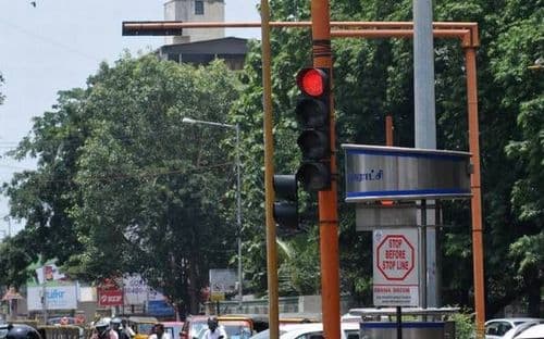 ३. जर तुमच्याकडून चुकून ट्राफिकच्या नियमांचं उल्लंघन झालं तर, तुम्ही ट्राफिक पोलिसांशी वादावादी करू नका. तुमचा मुद्दा त्यांना पटवून द्या. काहीवेळा तुमच्याकडून दंड न घेता सोडूनही देण्यात येतं.