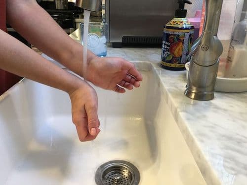 ३. मनगटावर थंड पाणी घेणे