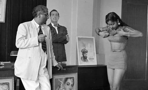 १९५१ सालीही बॉलिवूड मध्ये होतं 'कास्टिंग काऊच'...वाचा या फोटोमागची खरी कहाणी !!