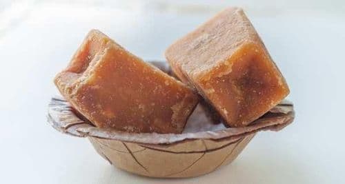 ६. नारळाच्या पाण्यात धने व गूळ घालून प्या.