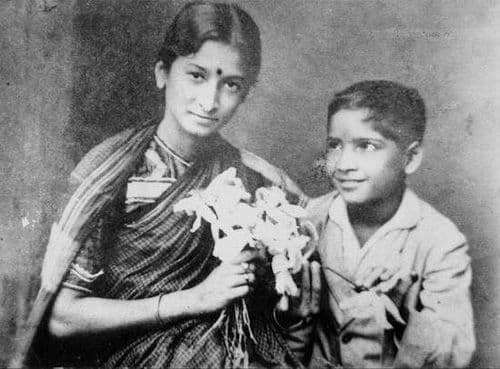 भारतातल्या पहिल्या महिला कलाकाराच्या चार पिढ्यांनी गाजवली  मराठी सिनेसृष्टी.. सांगू शकता का हे चारजण कोण असावेत?