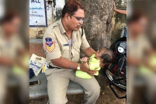 या बाईने पोलिसांकडे आपले बाळ का दिले ? वाचा हा अनोखा किस्सा !!