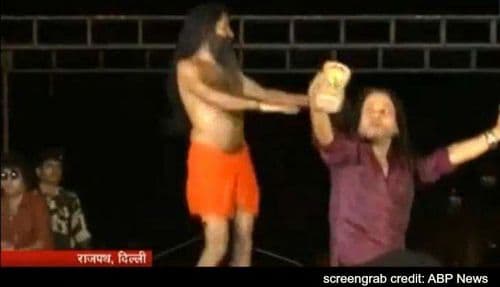 आंतरराष्ट्रीय योग दिवस: रामदेव बाबा जेव्हा कैलाश खेर च्या गाण्यावर नाचतात तेव्हा व्हिडिओ व्हायरल होणारच