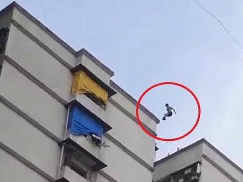 व्हिडीओ ऑफ दि डे : परदेशी तरुणांनी मुंबई मध्ये केला थरकाप उडवणारा स्टंट....पाहा हा व्हायरल व्हिडीओ!!