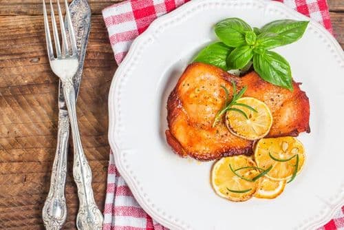 ८. गेन्सव्हिल, फ्लोरिडा भागात काट्याने चिकन खाणे बेकायदेशीर आहे. २००९ साली एका पर्यटकाला याबद्दल जेलची हवा खावी लागली होती राव. 