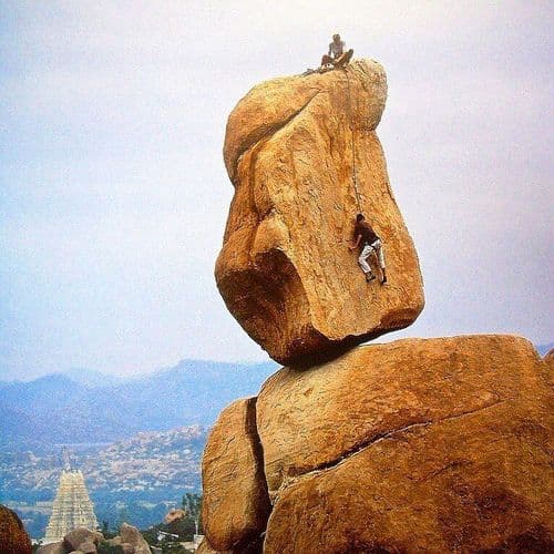 २. रॉक क्लाइम्बिंग