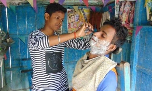 या दोन बहिणी मुलं होऊन सलूनमध्ये काय करत आहेत? जाणून घ्या या हिकमती मुलींची गोष्ट!