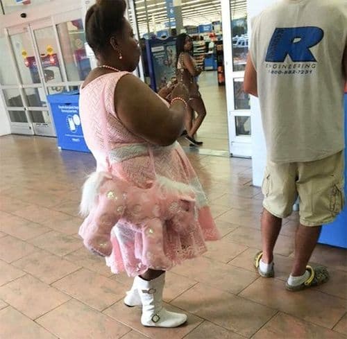 लहानपणची आठवण घेऊन फिरणाऱ्या बाई.