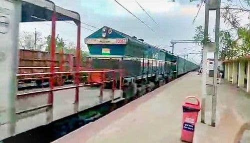 व्हिडीओ ऑफ दि डे : छत्तिसगढ मध्ये धावली चक्क २ किलोमीटर लांब रेल्वे ??