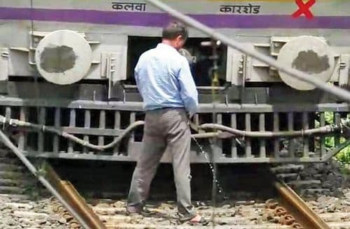 व्हिडिओ ऑफ द डे : या मोटरमनने 'या' गोष्टीसाठी धावती ट्रेन थांबवली....तुम्हांला पटतं का?
