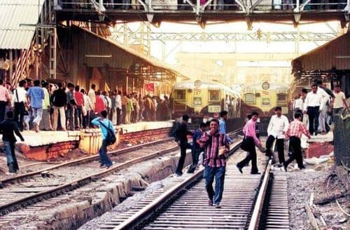 रेल्वे रूळ ओलांडणे थांबवण्यासाठी रेल्वे विभागाने आणलीये भन्नाट आयडिया...तुम्हाला पटते का बघा !!