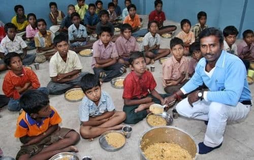 आत्महत्या करायला निघालेला हा तरुण आज १३०० लोकांचं पोट भरतोय !!