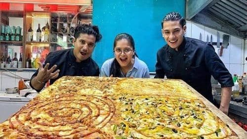 ३४ इंचाचा पिझ्झा एका तासात संपवा आणि ३४ हजार रुपये बक्षीस घ्या  !!